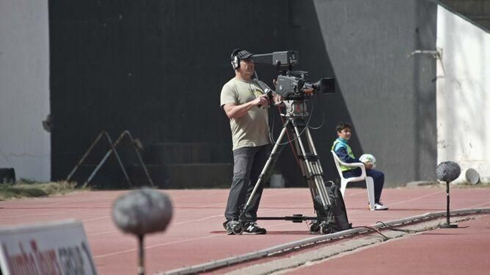 Un cámara de televisión, durante un partido de fútbol.