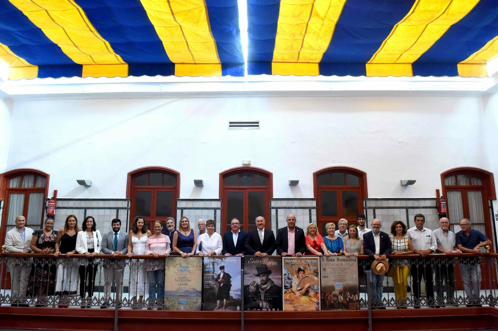 Los participantes con los carteles de las distintas actividades.