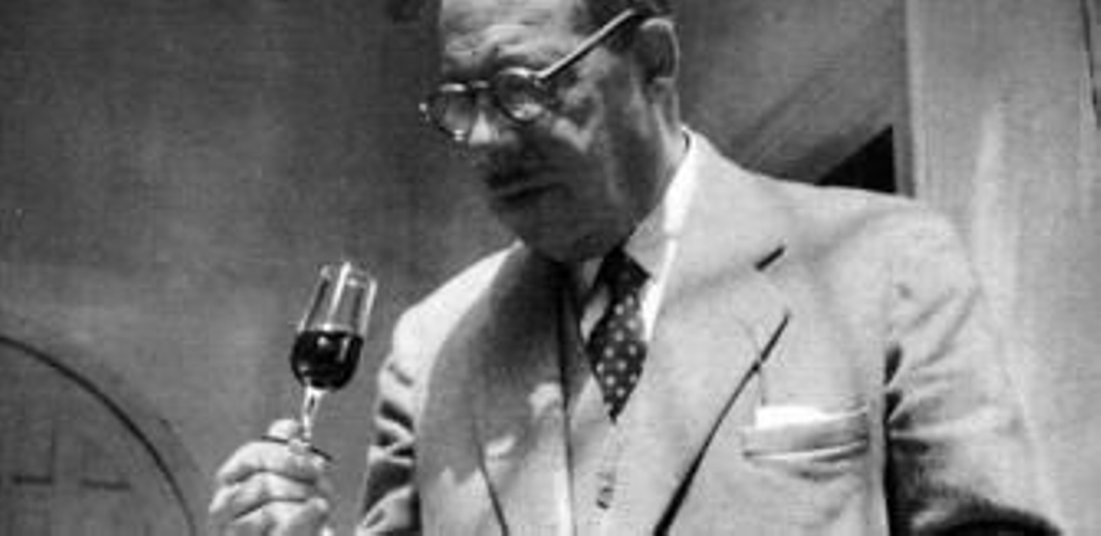 Luis Pérez Solero mueve el contenido de una copa, durante su etapa como jefe de propaganda de González Byass.