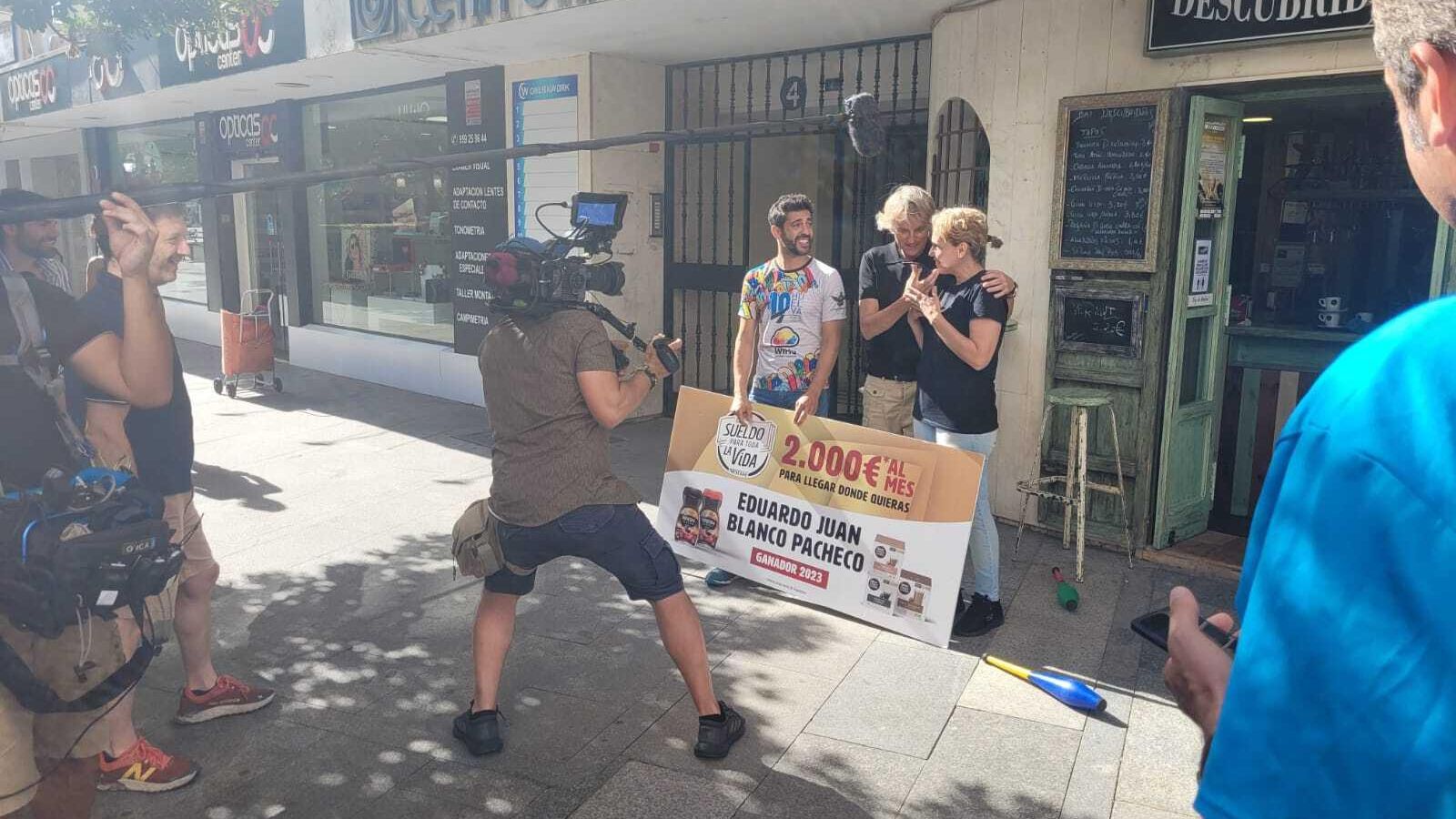 Jesús Calleja entrega el premio Nescafé a Eduardo y Raquel en Huelva