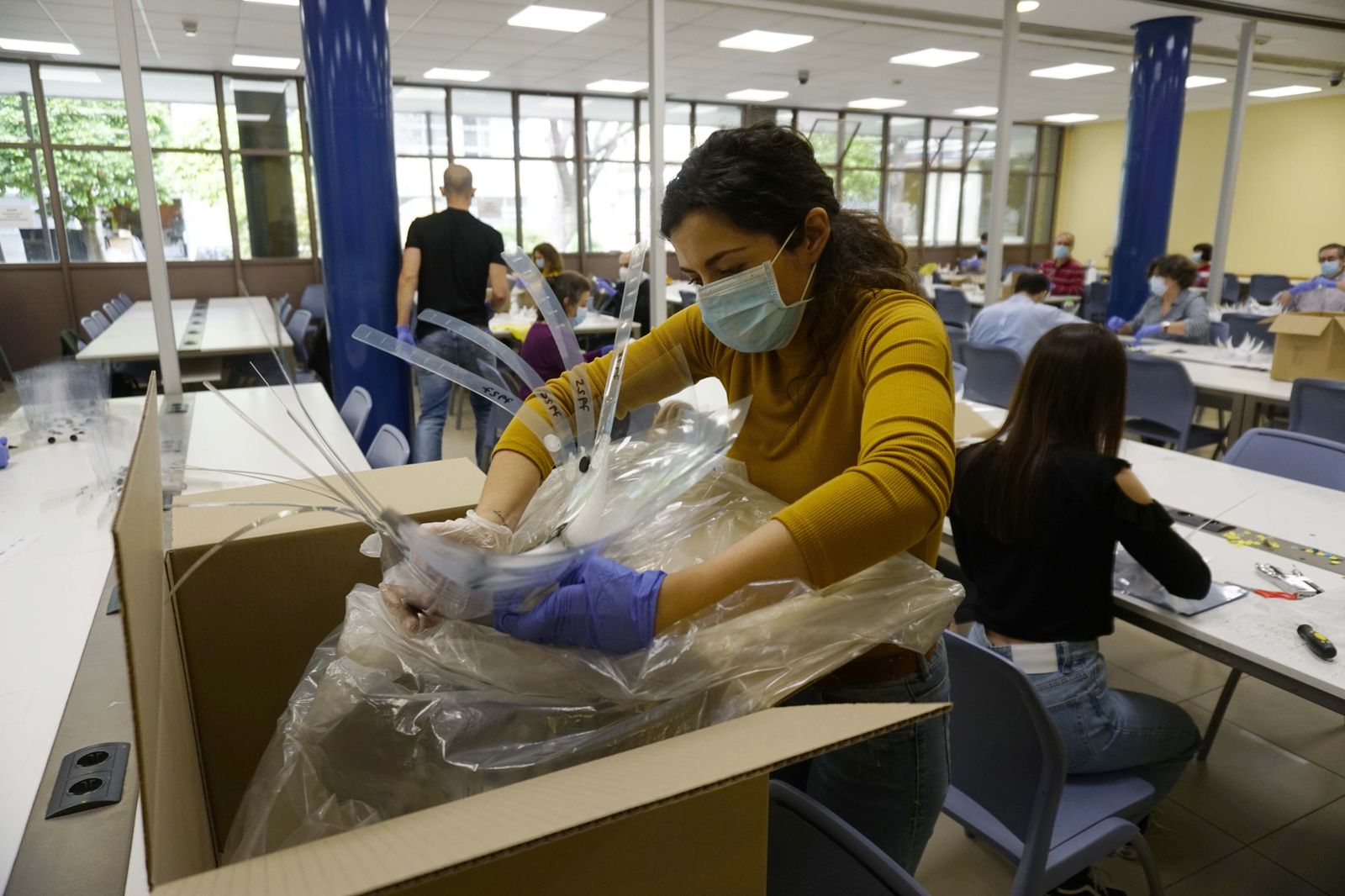 Coronavirus en Sevilla: El Fablab de la Escuela de Arquitectos fabrica mil mascarillas al día.