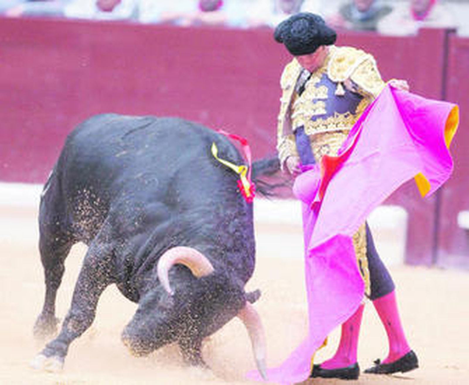 Enrique Ponce, en una verónica al toro que abrió plaza.