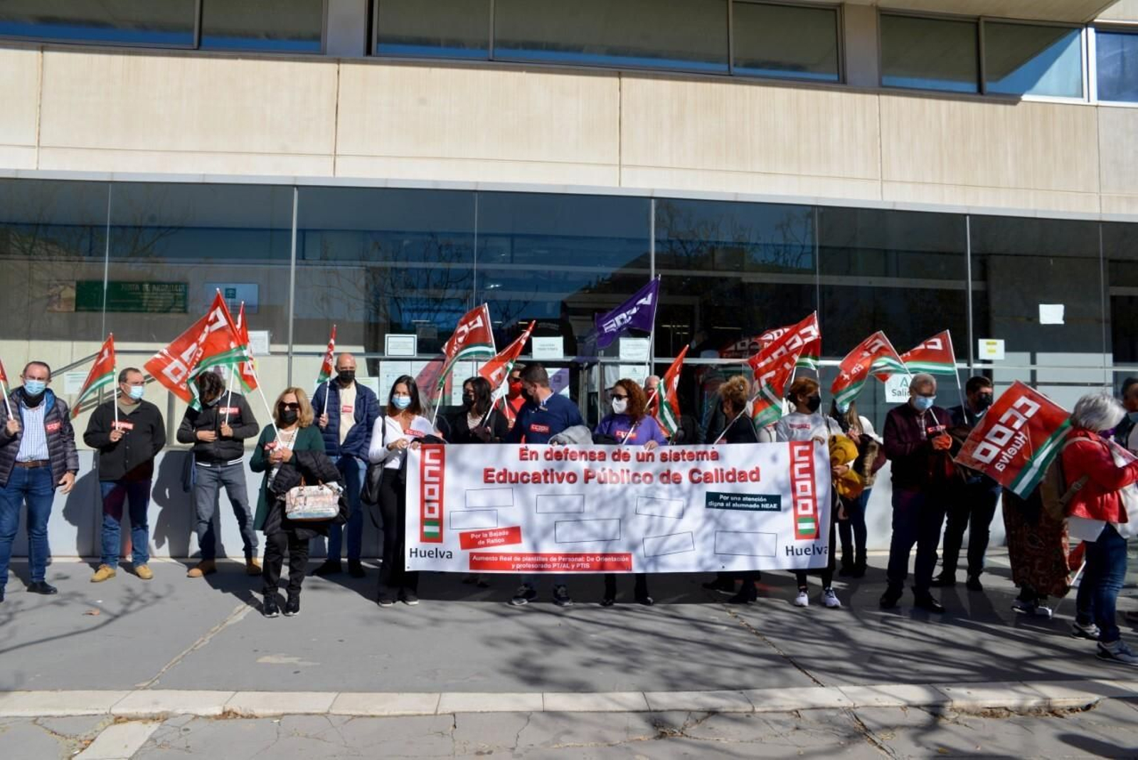 Concentración de CCOO en las puertas de la Delegación de Educación de Huelva.