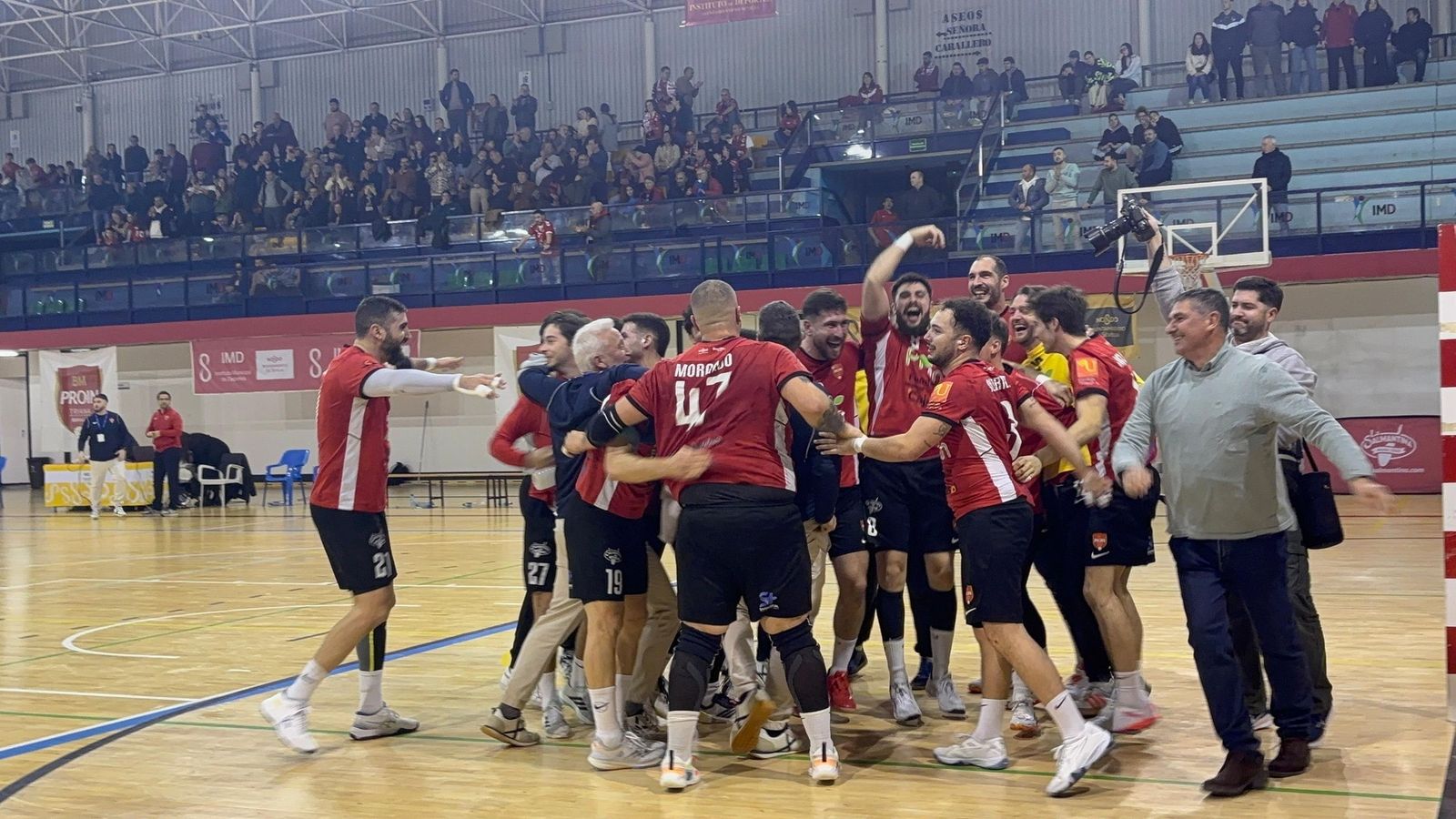 Los jugadores del Cajasol Sevilla BM Proin, presidente incluido, celebran el triunfo al finalizar el partido.