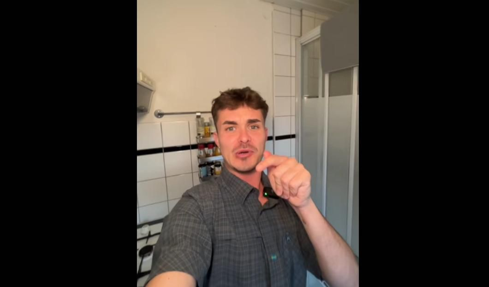 Jesús Sánchez en su piso en Holanda donde la ducha está frente a los fogones