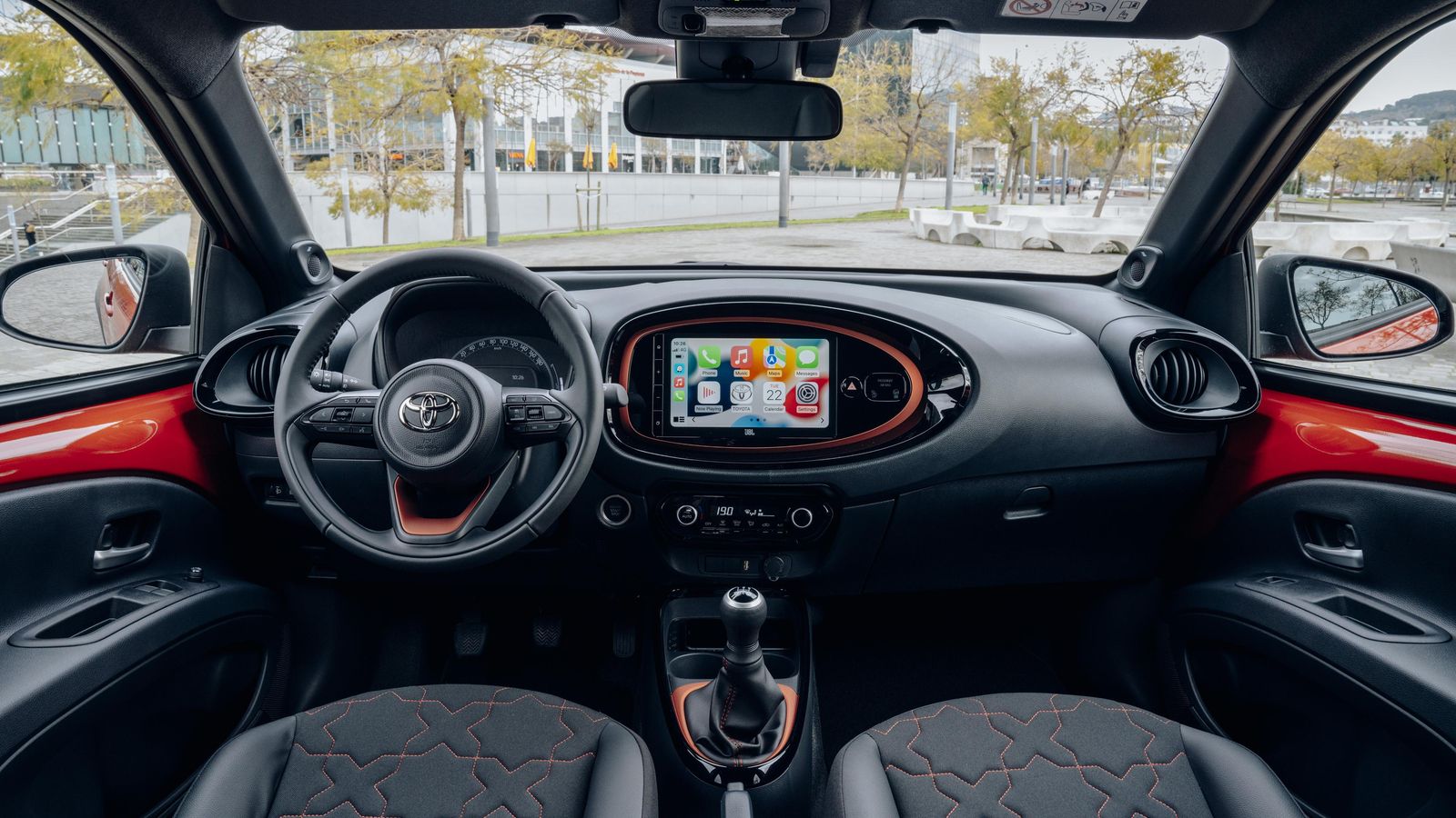 Las inserciones del habitáculo y el tamaño de la pantalla central varían de unas a otras versiones. También la tapicería.