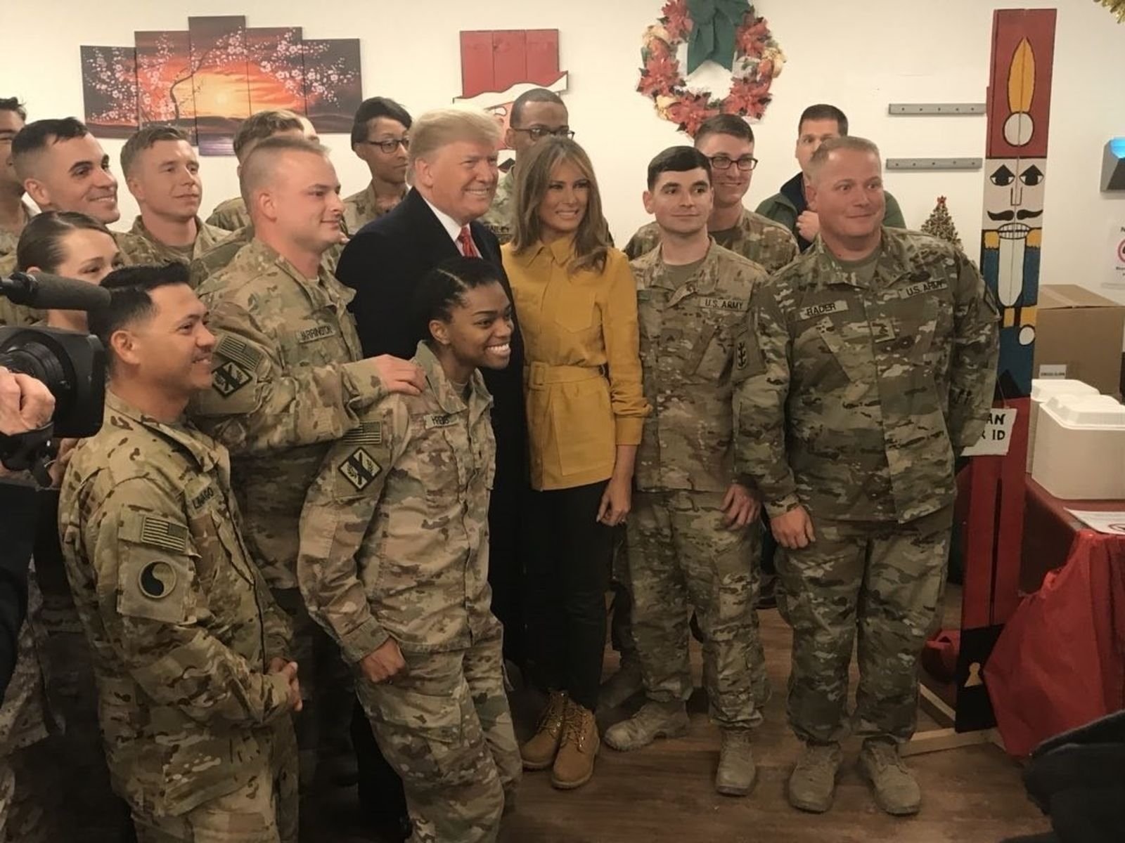 Donald Trump y su esposa visitan por sorpresa a las tropas de EEUU en Iraq