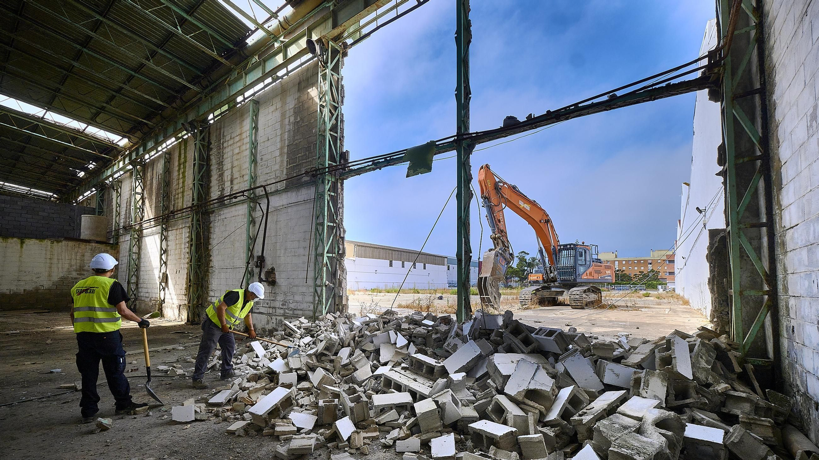 Naves ya sin uso, en proceso de demolición.
