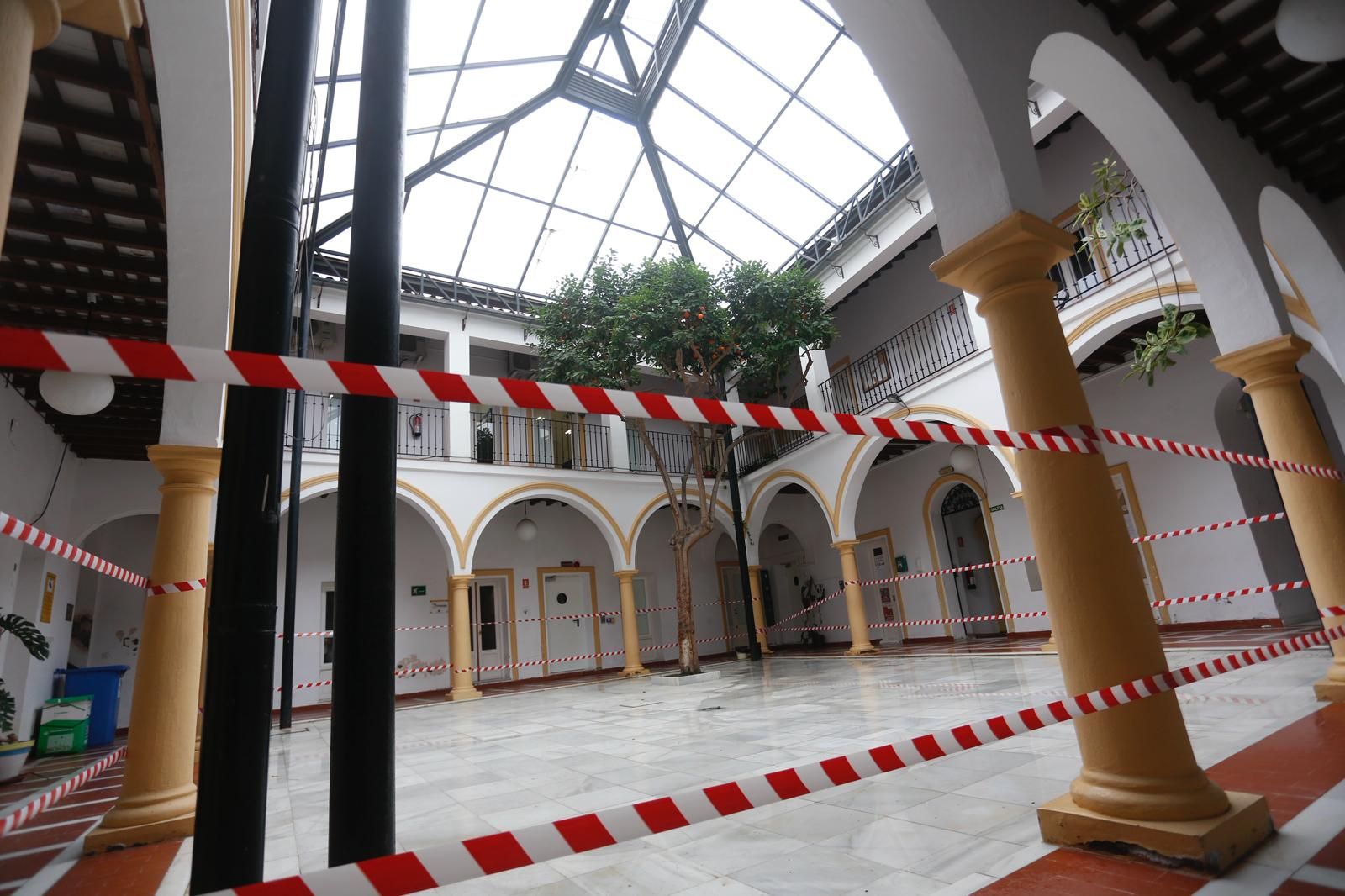 El patio interior del edificio La Escuela, acordonado por las goteras en la claraboya.