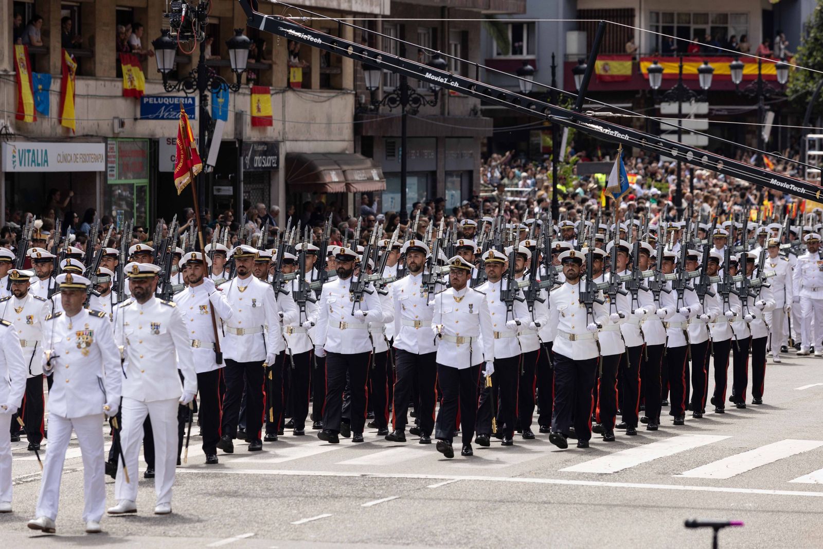 Las fotos del desfile militar en Oviedo con motivo del Día de las Fuerzas Armadas