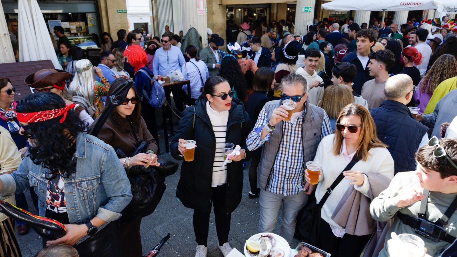 Así vive Cádiz su primer sábado de Carnaval 2025: búscate entre las imágenes del día en la calle