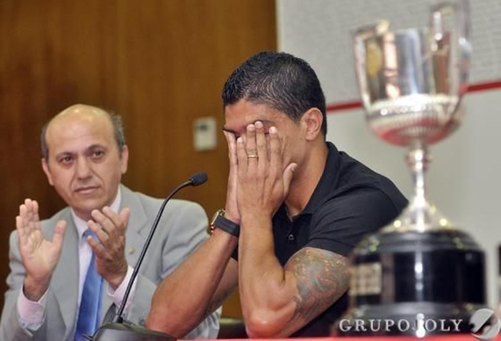 El presidente, José María del Nido, aplaude ante un Renato que se cubre el rostro entre lágrimas.

Foto: Manuel Gómez