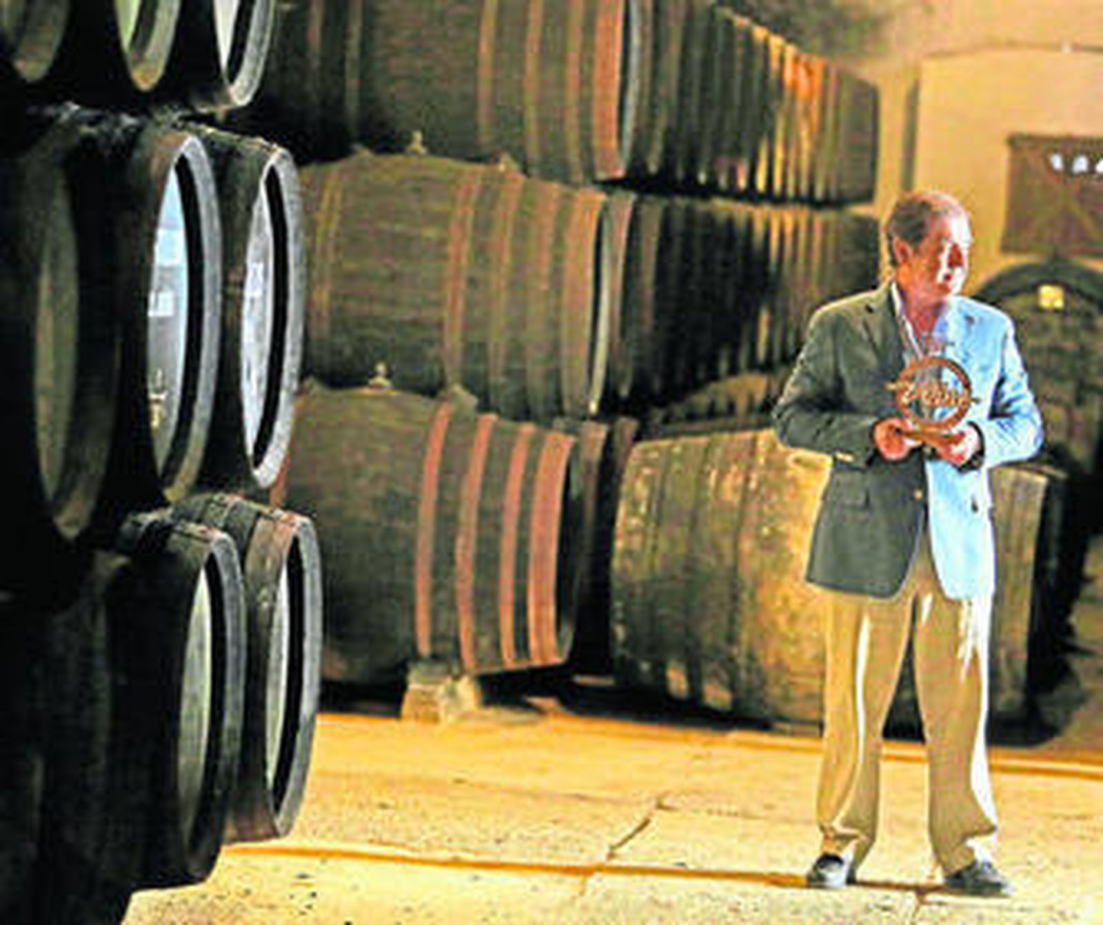Manuel Lozano en la bodega Lustau con su último trofeo como mejor enólogo del mundo de vinos generosos.