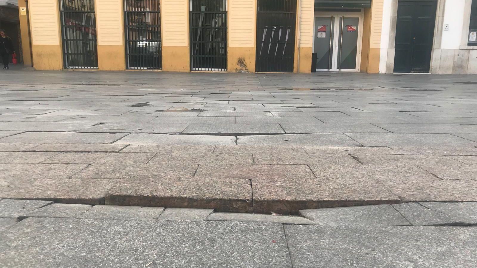 Una vecina casi se cae en el mercado de Algeciras, donde las losetas están sueltas o hundidas.