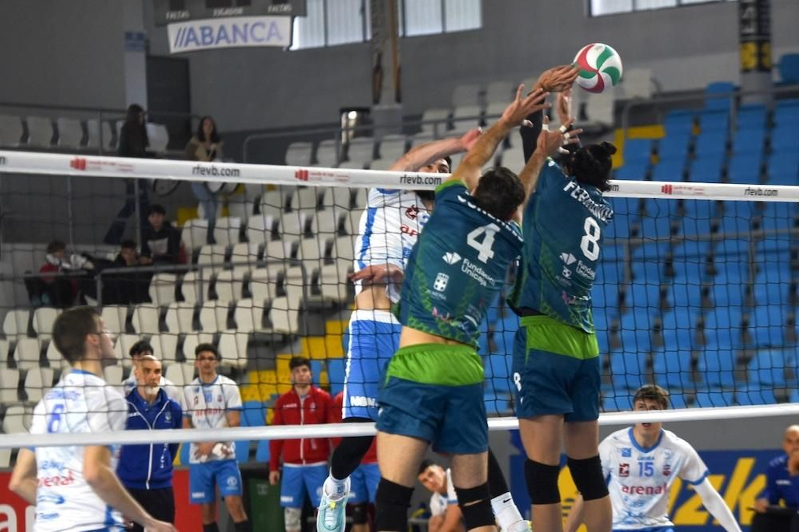 Intento de bloqueo ahorrador durante la visita de Unicaja Costa de Almería a Arenal Emevé Lugo en tierras gallegas.