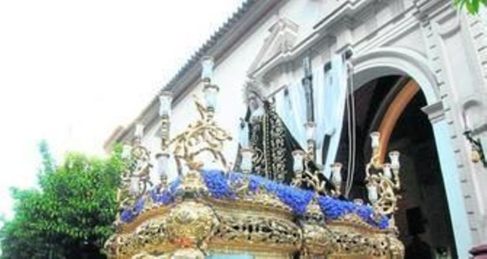 El paso de La Soledad sale de La Concepción para realizar su estación de penitencia.