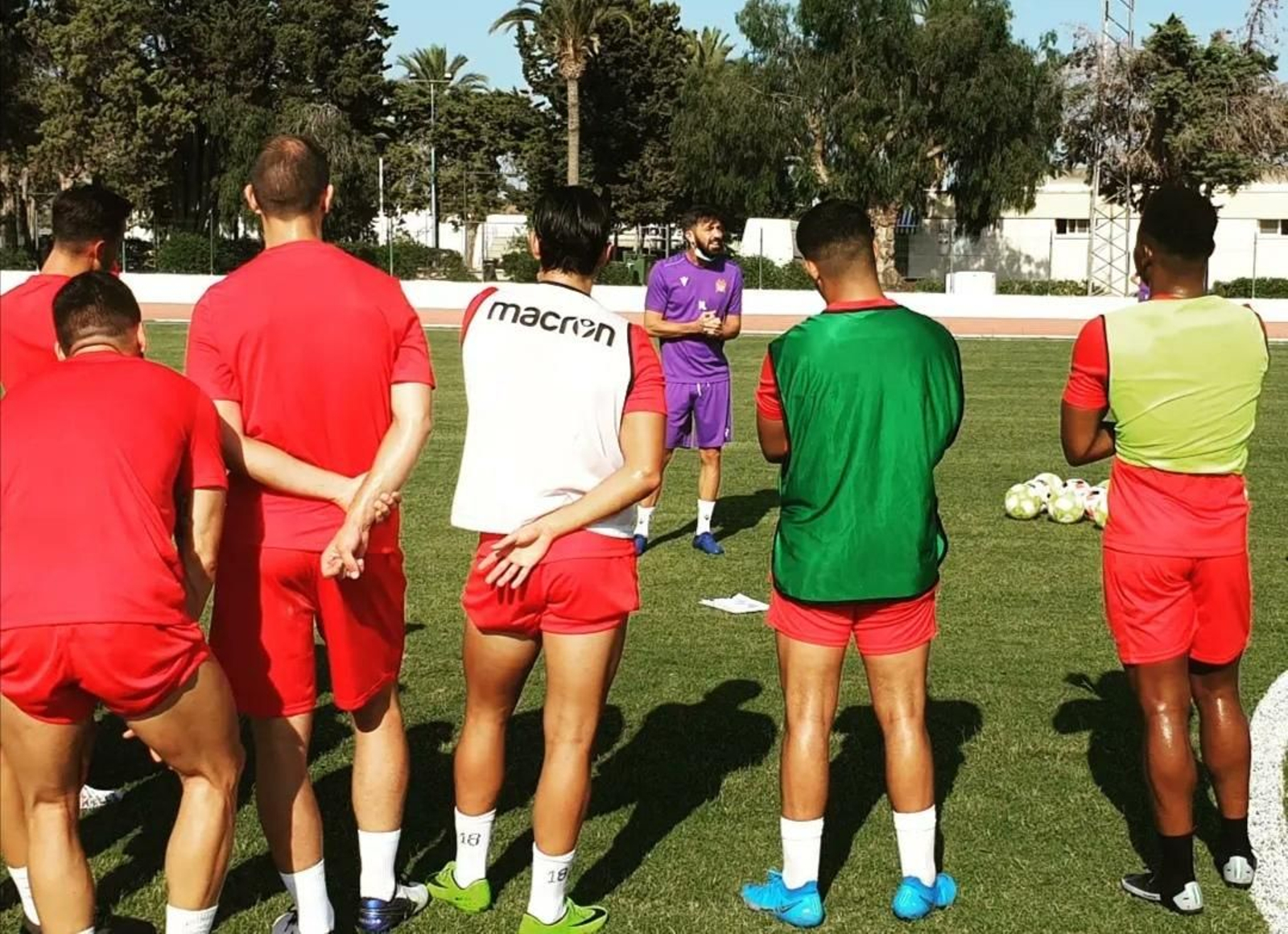 Molo da una charla a sus jugadores durante un entrenamiento.