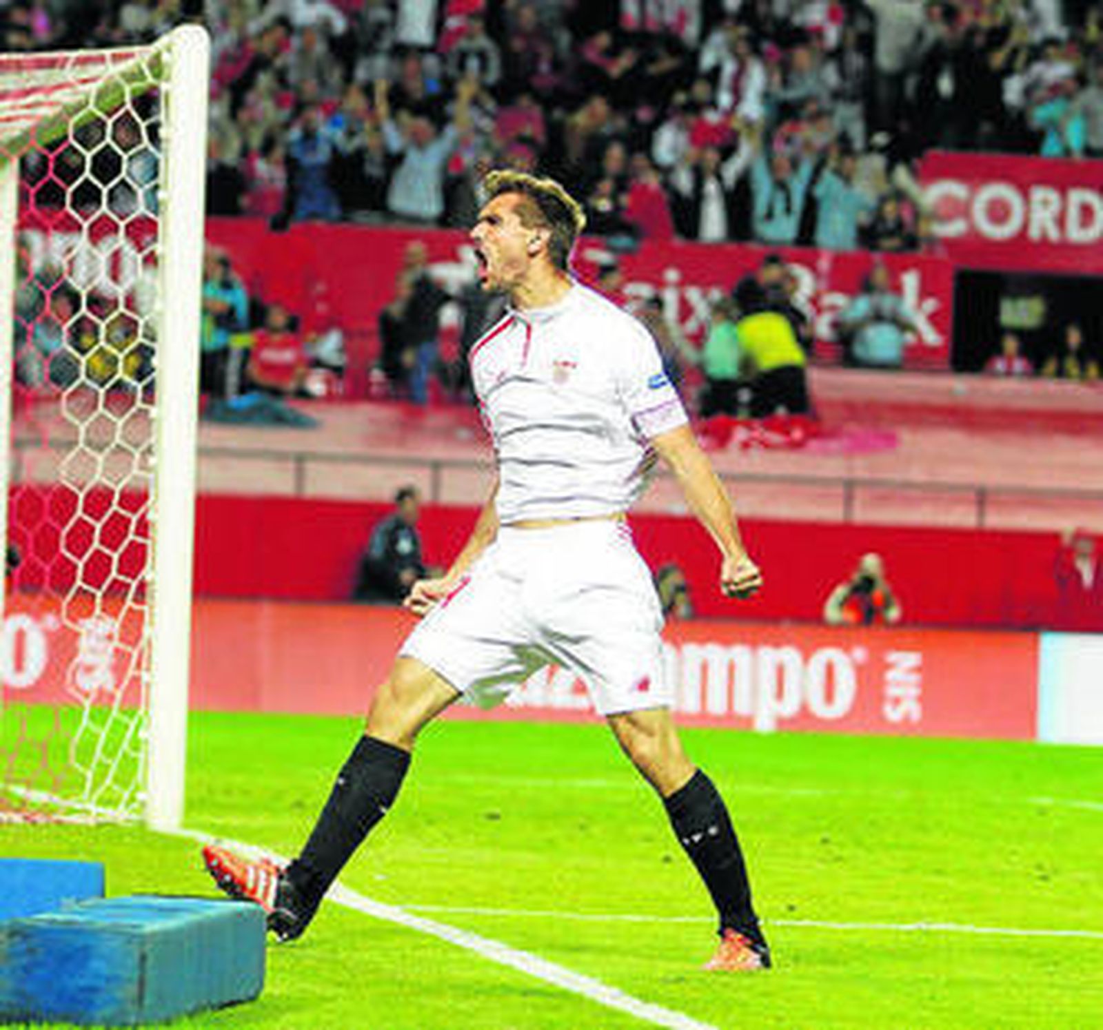 Llorente celebra el tercer tanto del Sevilla al Madrid.