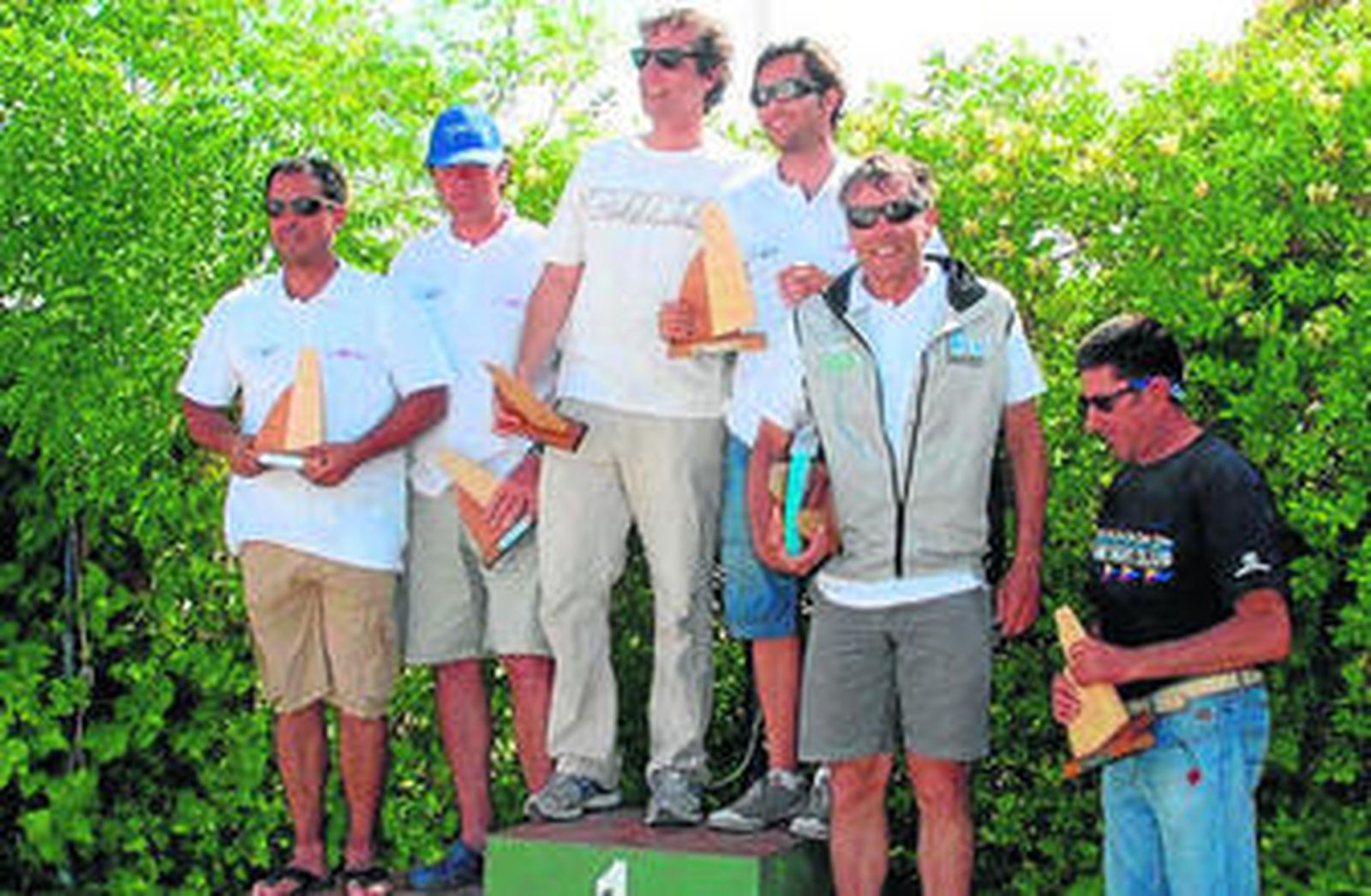 Podio de la categoría F-18 en las instalaciones del CAND de Chipiona.