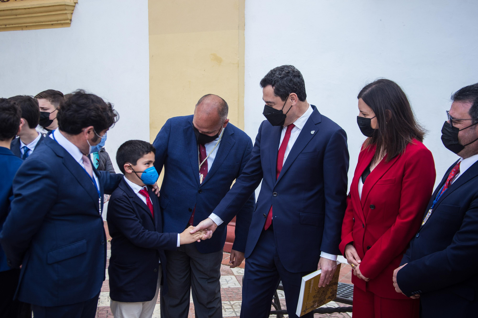 Así ha sido la visita del presidente de la Junta a las hermandades del Lunes Santo de San Fernando