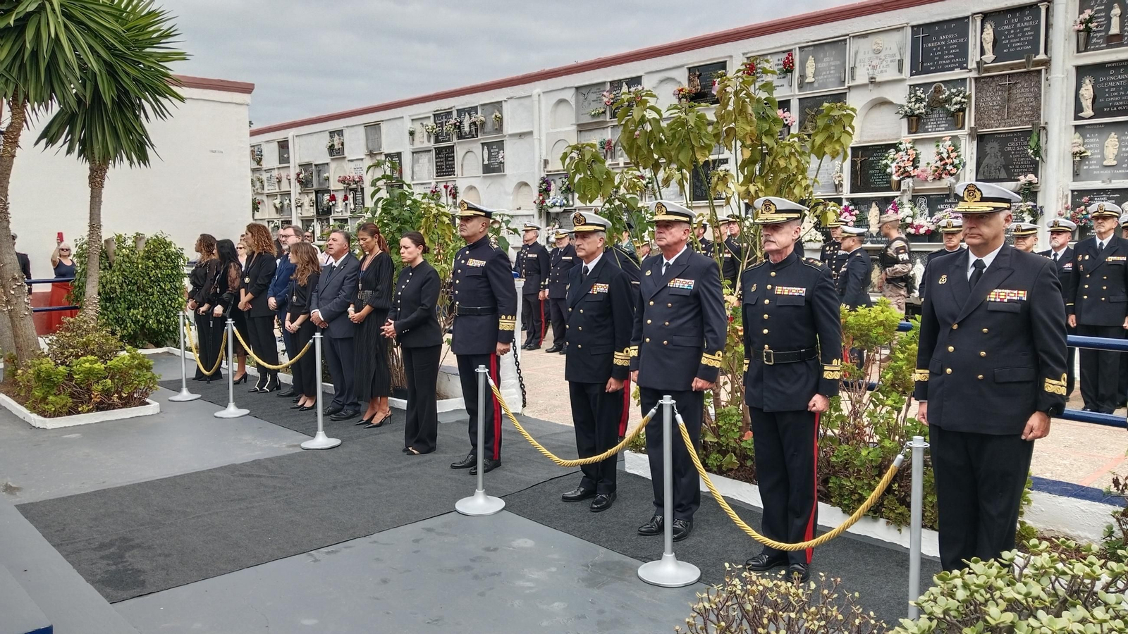 Día de los Difuntos en San Fernando: Las imágenes del responso de la Armada en el cementerio por los caídos