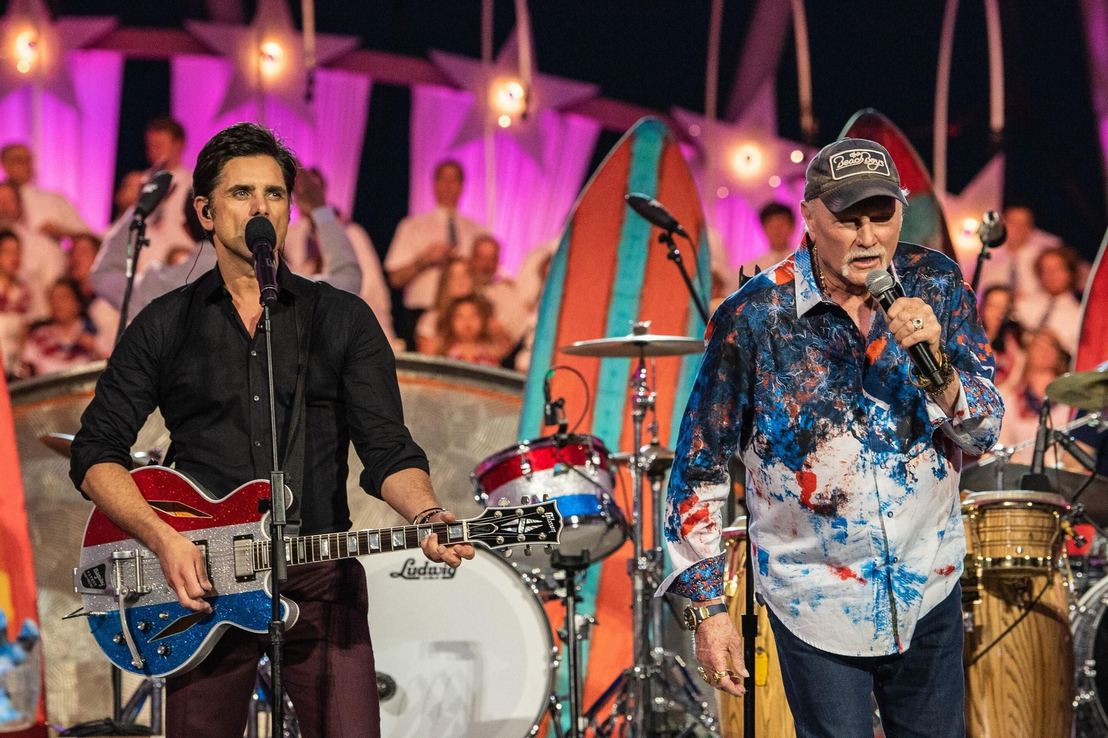 John Stamos (i), junto a Mike Love, en uno de los conciertos de The Beach Boys.