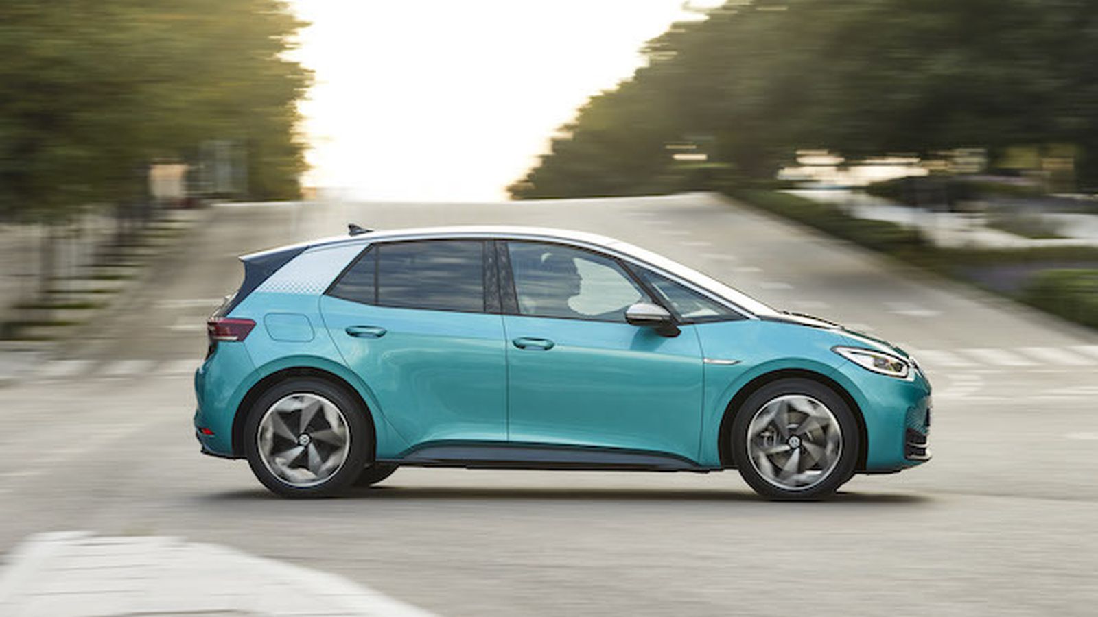 Voladizos cortos, batalla larga, mucho espacio interior para una longitud similar a la del VW Golf.