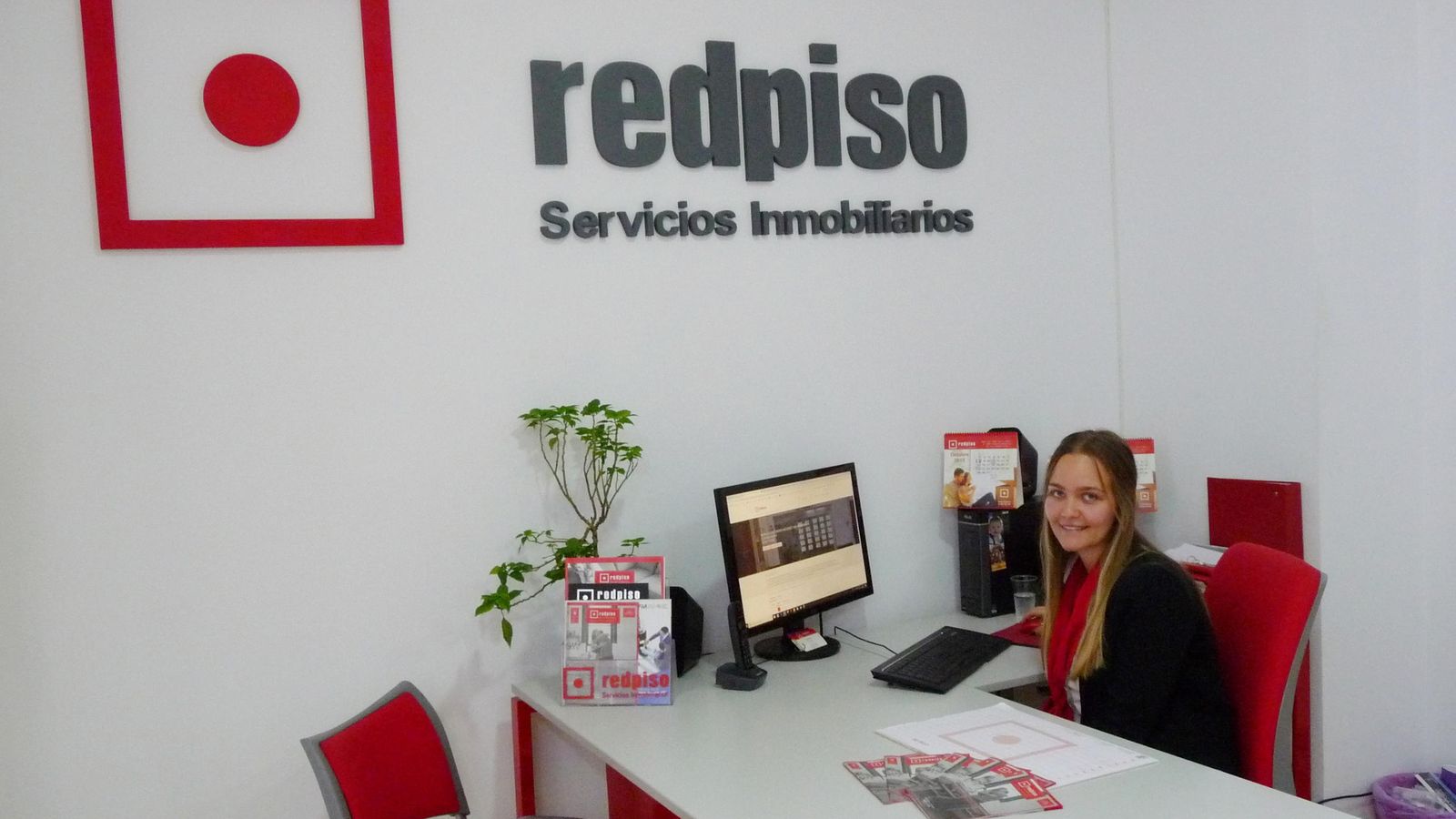Una asesora en las oficinas de Redpiso.
