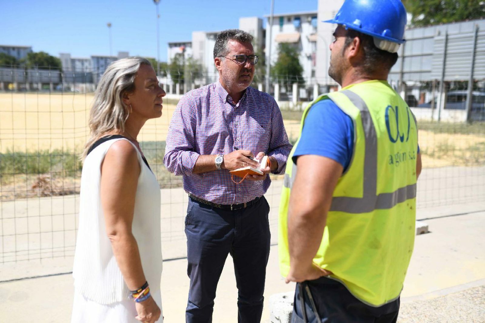 Isabel Albás y Manuel Torrejimeno visitan la instalación.