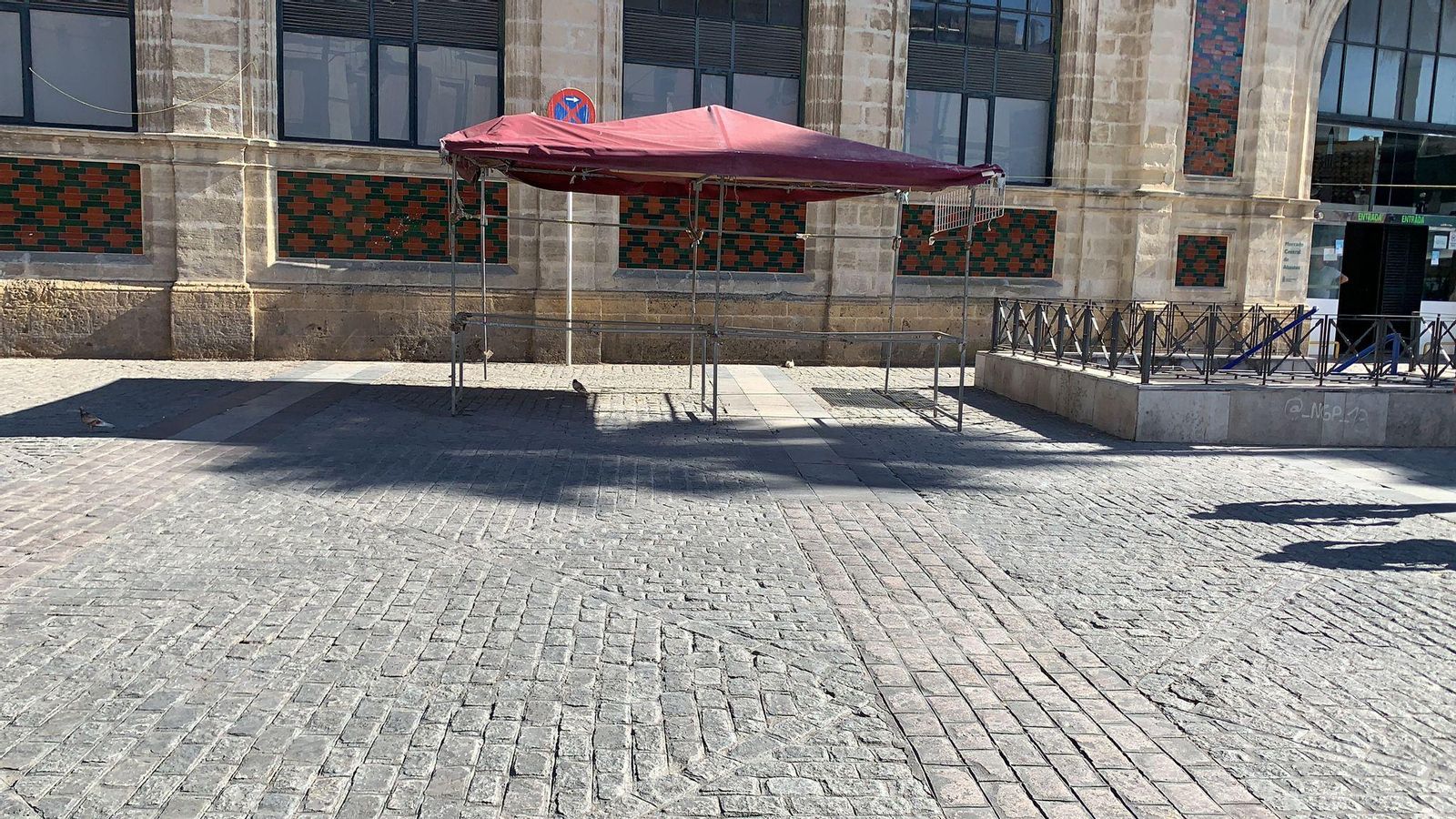 Estructura de un puesto ambulante fuera del horario de venta al público.