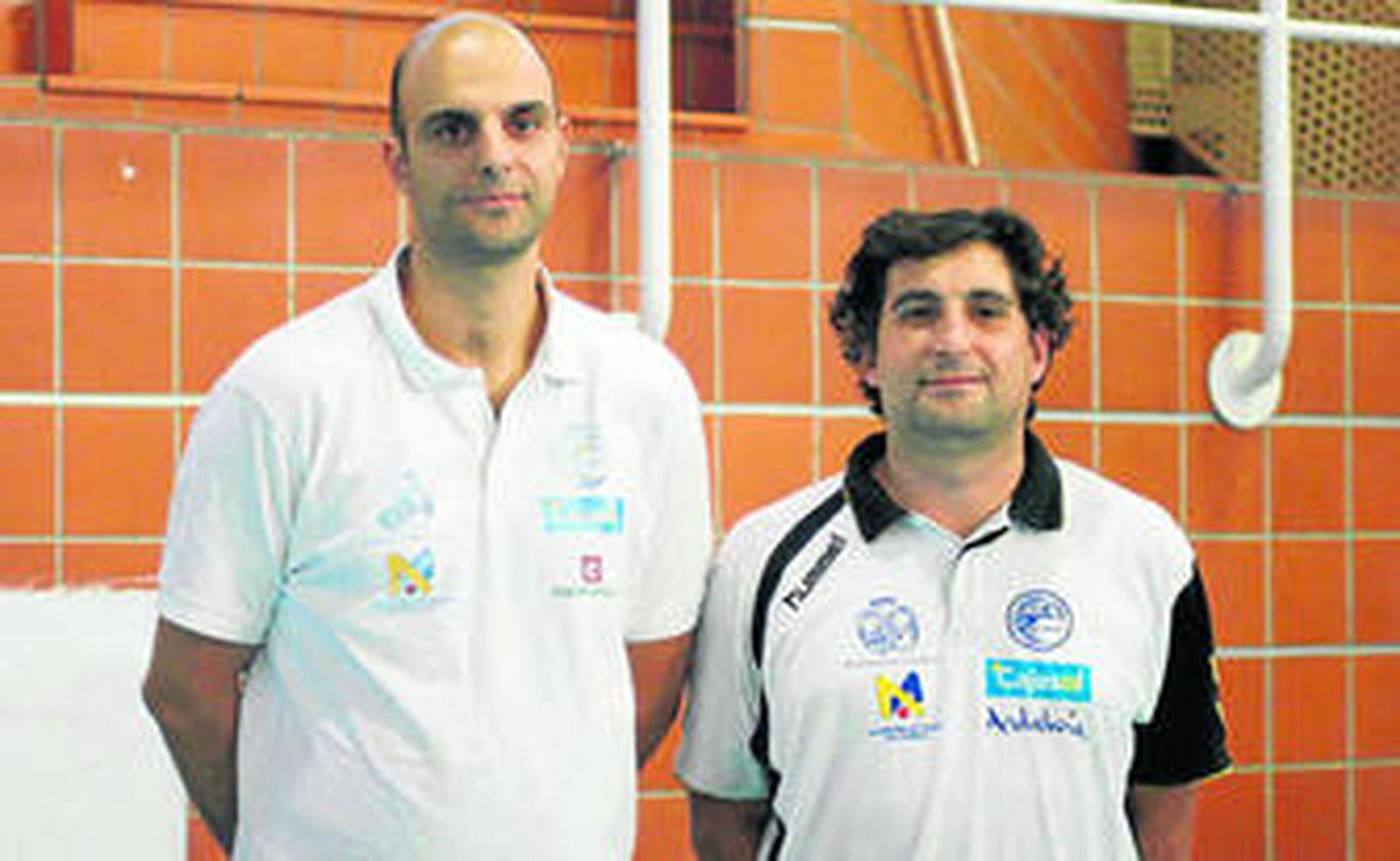 José Ramón Alvite -a la derecha-, junto al técnico del Pedro Alonso Niño, José Flores.
