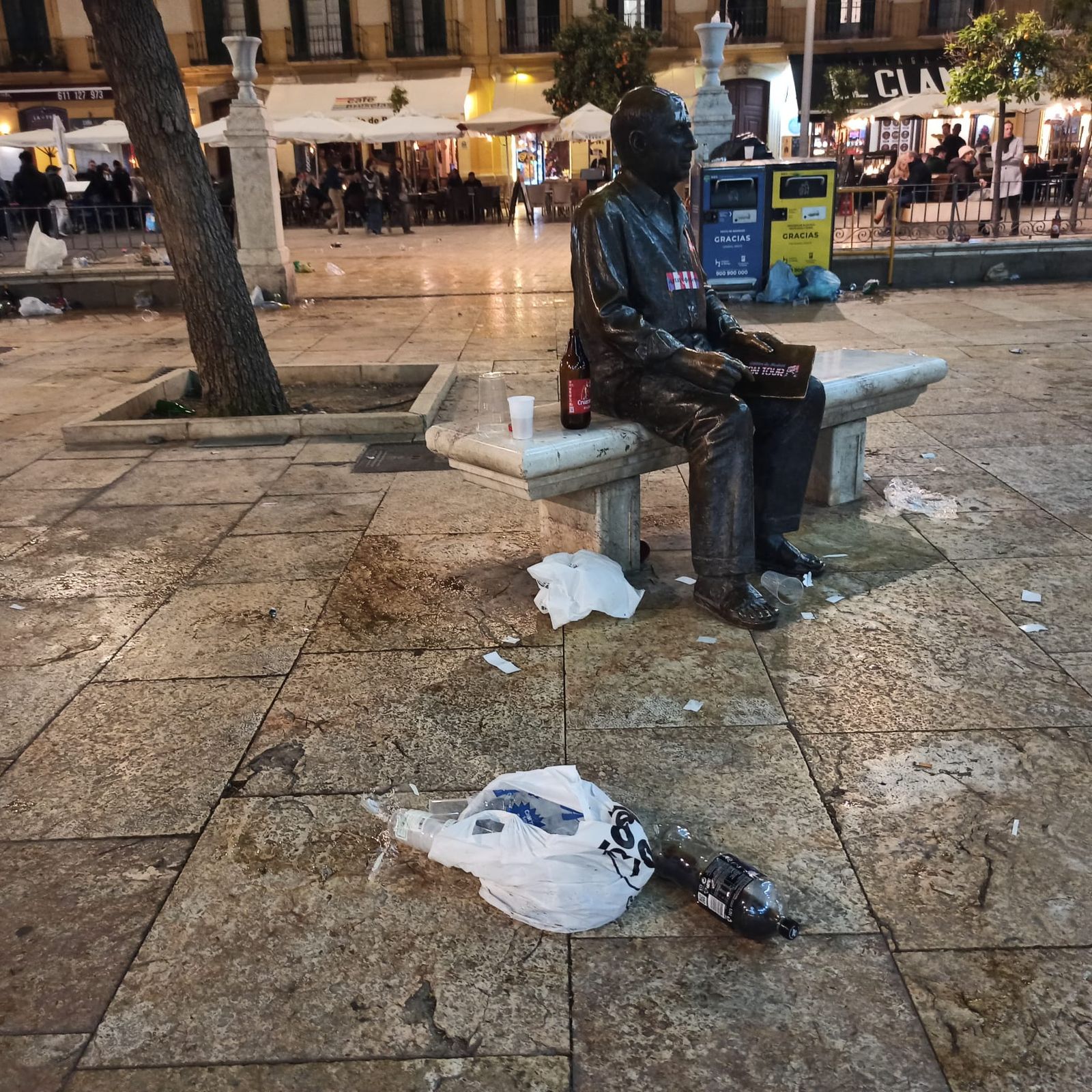 La plaza de la Merced de Málaga, con Picasso, llena de basura tras el paso de los ultras del Atlético
