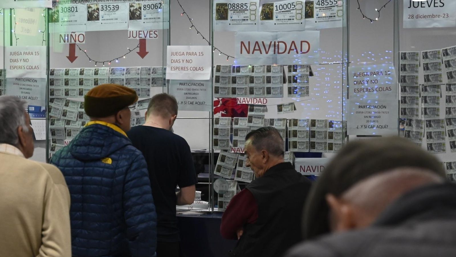 Colas de personas en la administración de lotería núemro 28.