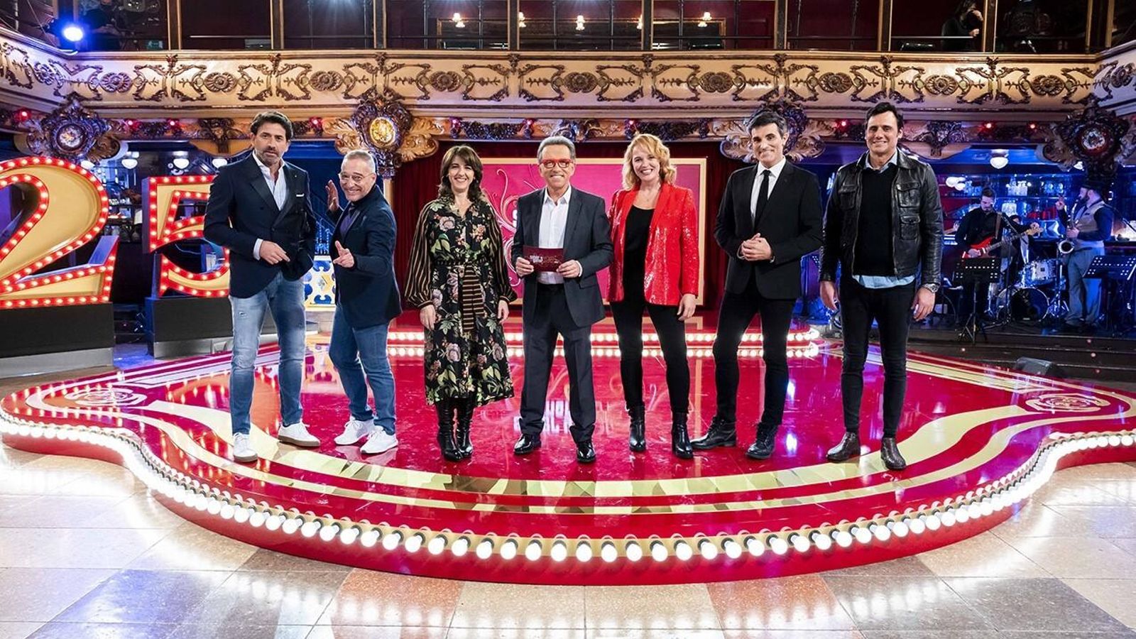 Jordi Hurtado entre Garrido, Goyo, Llum, Ferre, Larrodera e Iaramendi en el especial 25º aniversario