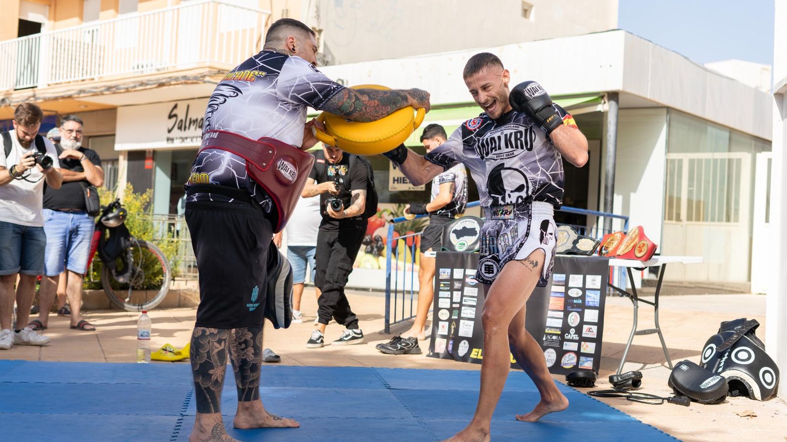 El almeriense Alejandro Robles en plena acción durante su entrenamiento público realizado esta mañana en El Alquián.
