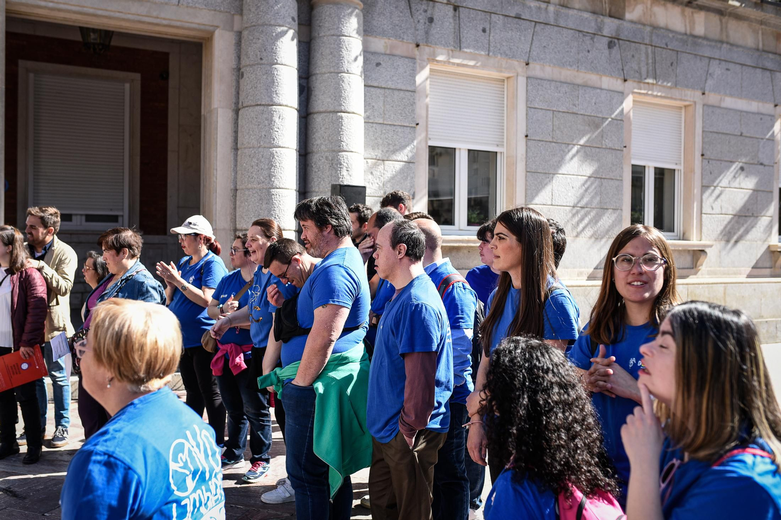 Imágenes de la lectura del manifiesto Día Internacional del Síndrome Down