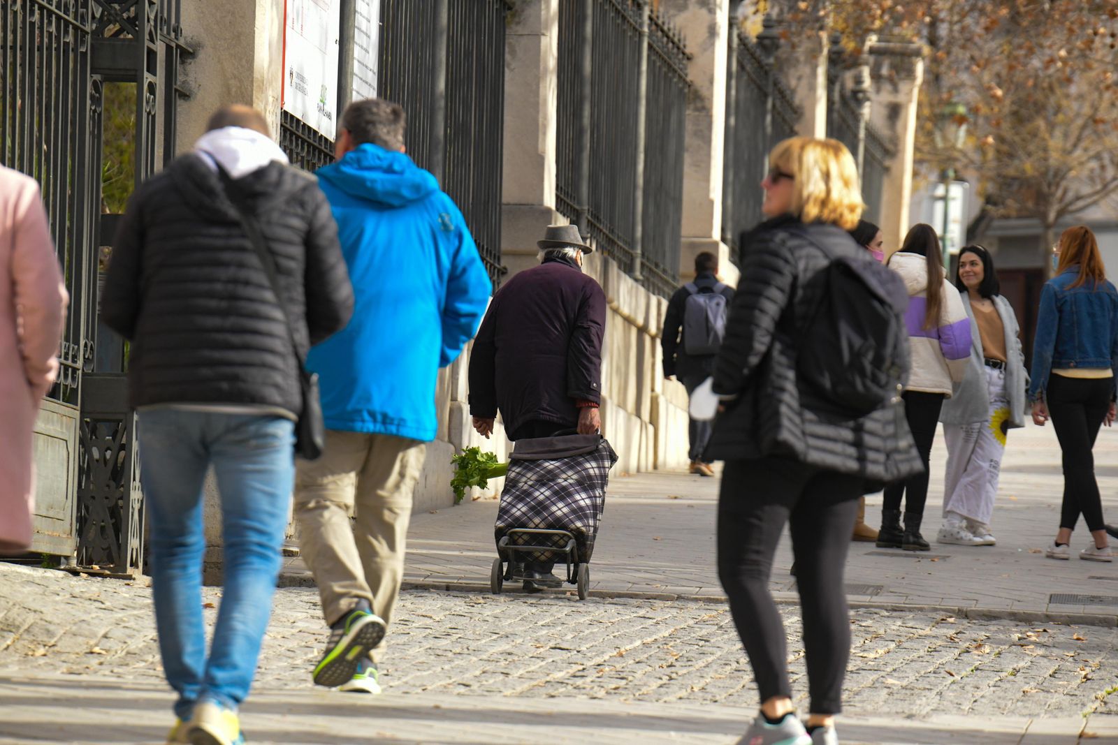 Granadinos por la calle, en una imagen de archivo.