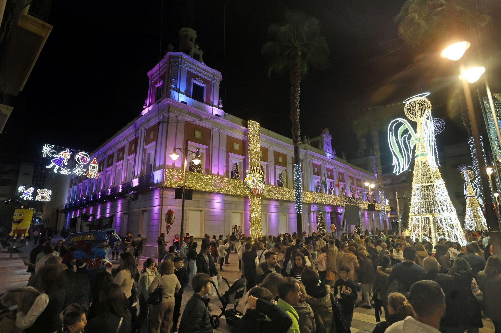 Imágenes de la nevada y alumbrado navideño en Huelva