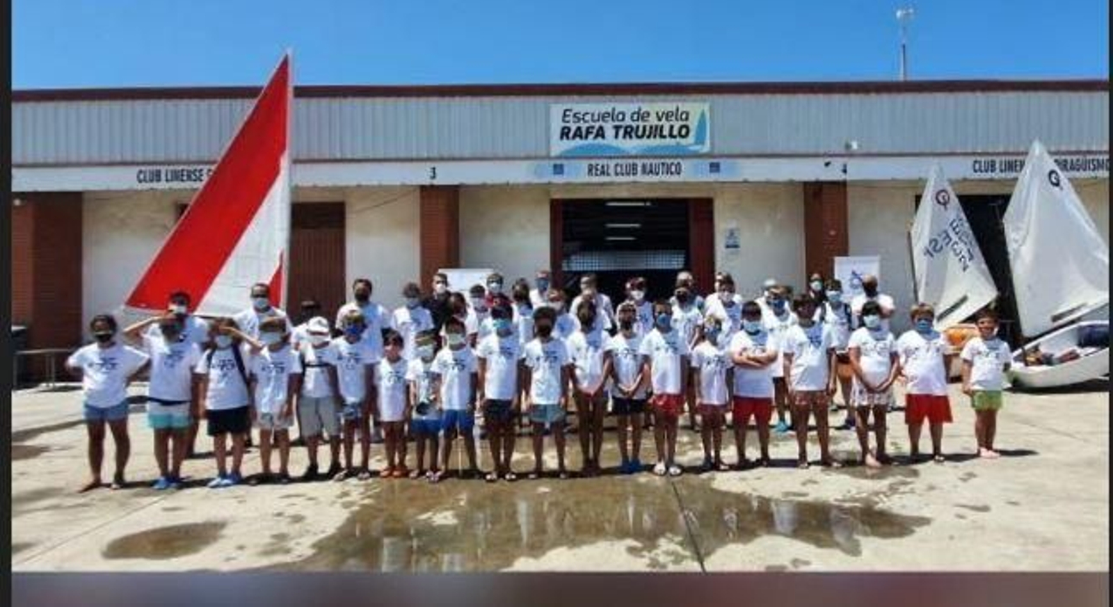 Alumnos y monitores, a las puertas de la escuela de vela