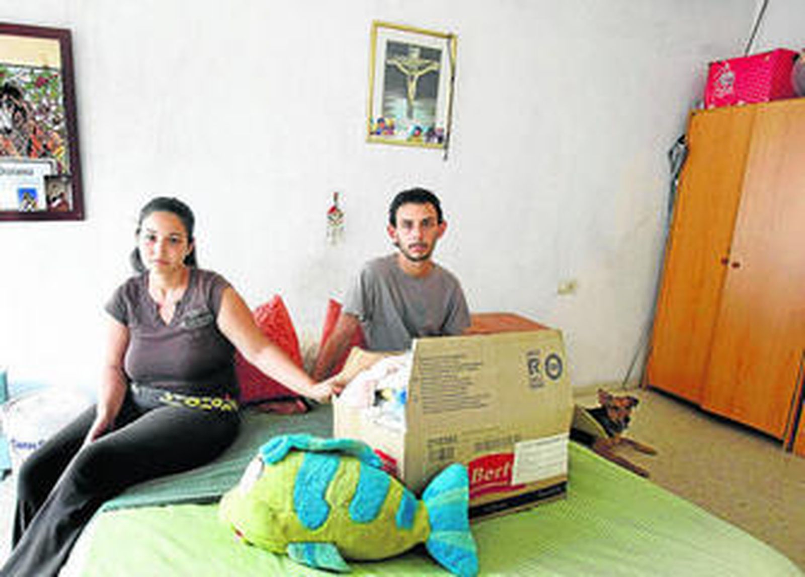 Abraham y su novia, ayer por la tarde en su vivienda de la barriada de El Tejar.