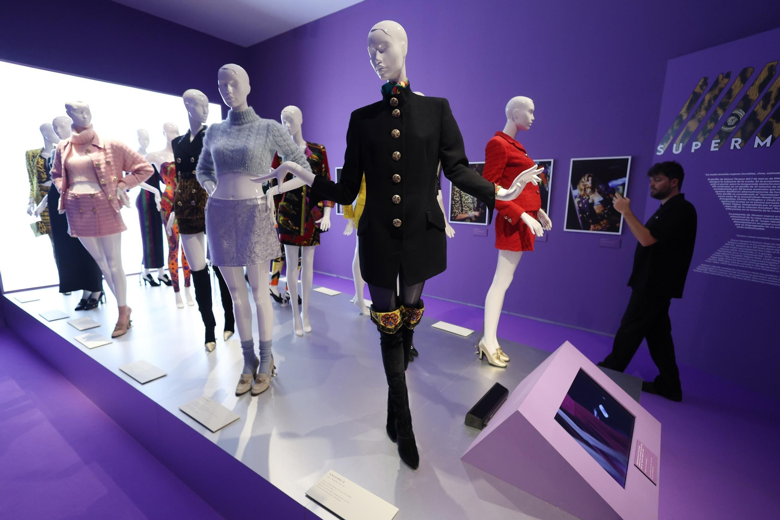 Todos los detalles de la exposición de Versace en Málaga, en imágenes