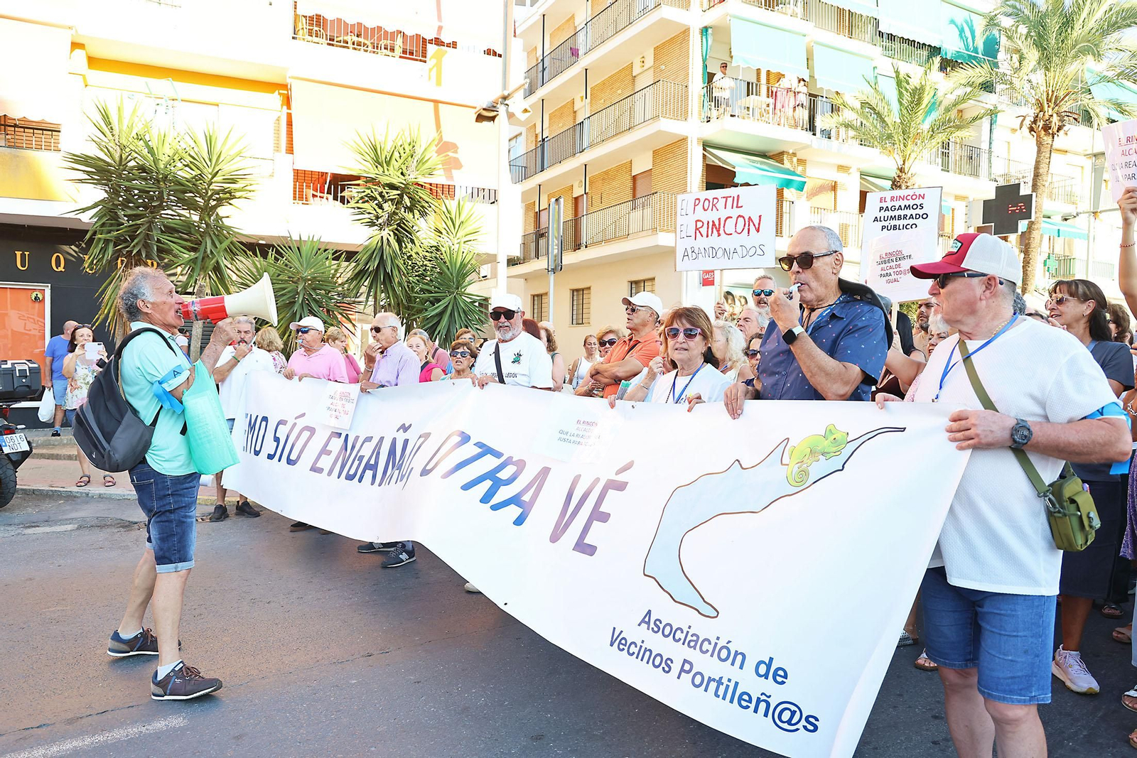 Imágenes de la concentración de los vecinos del Portil por el abandono de la playa