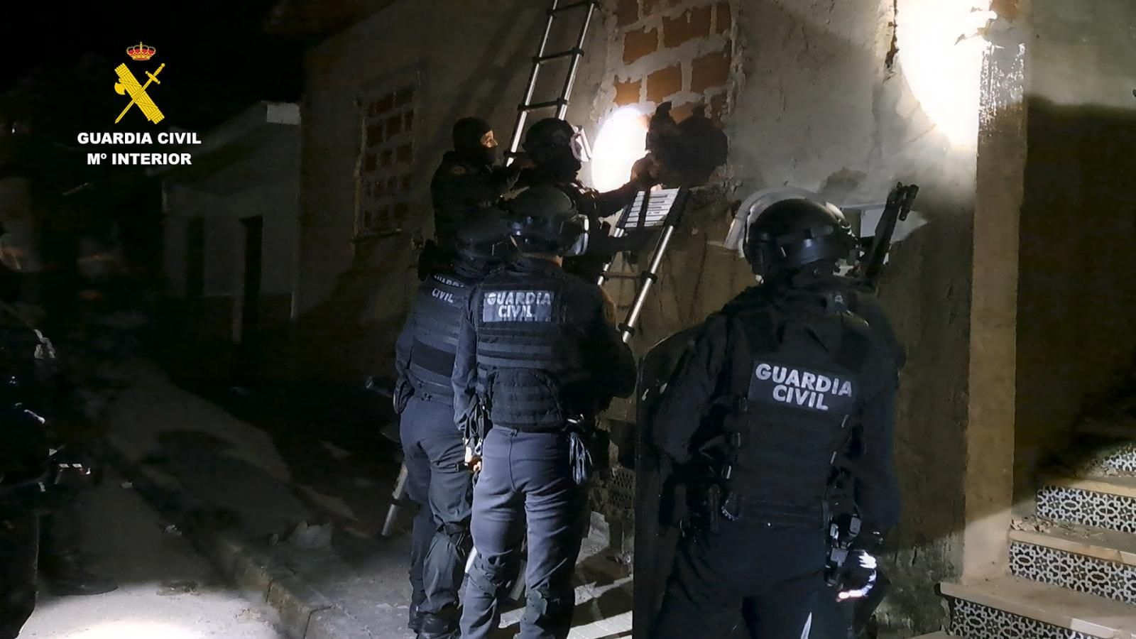 Un momento del operativo de la Guardia Civil para detener a los implicados en el secuestro de Puerto Serrano.