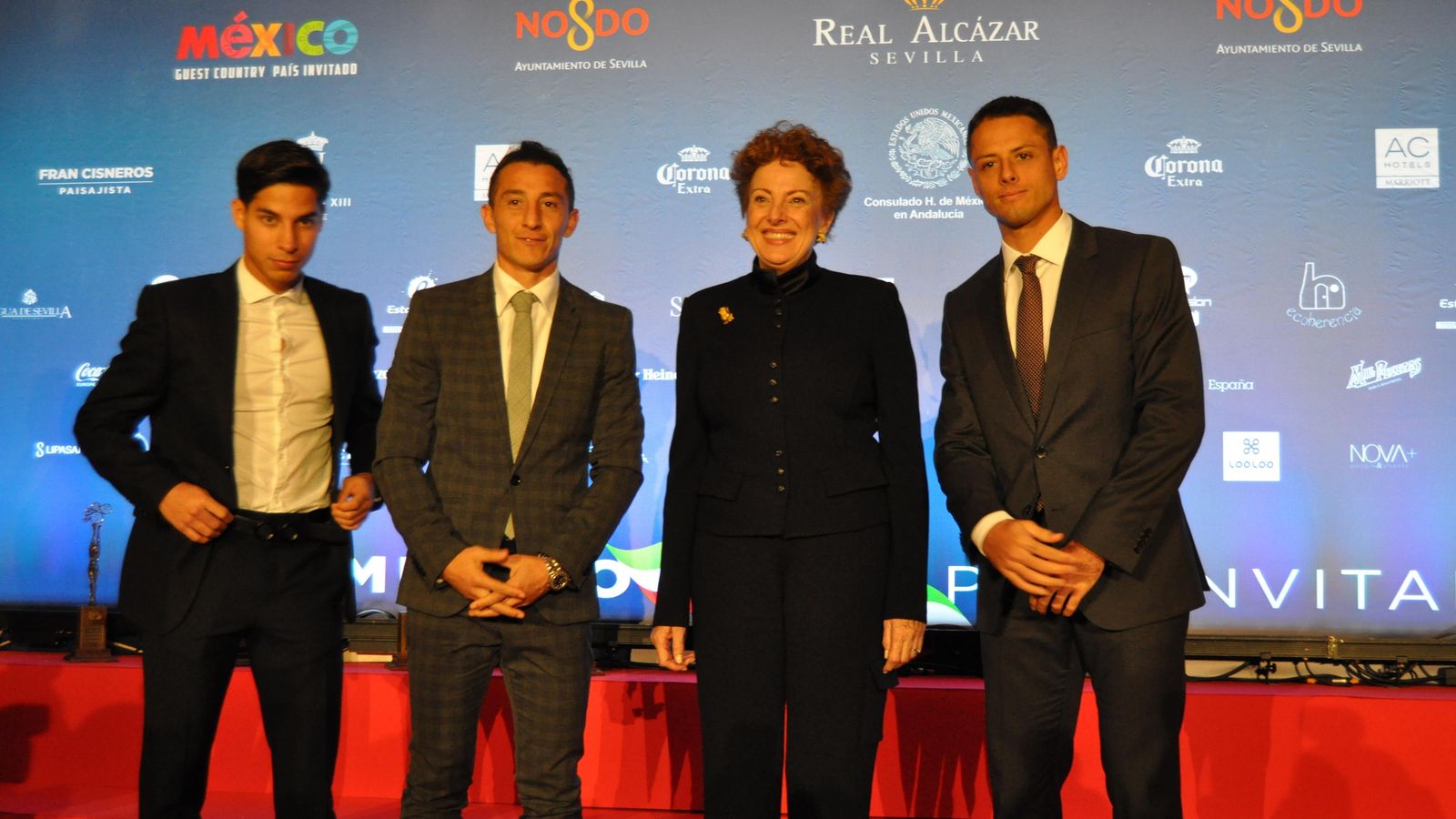 La embajadora de México en España, Roberta Lajous, con los futbolistas Diego Laínez y José Andrés Guardado, del Real Betis Balompié, y Javier Hernández, Chicharito, del Sevilla FC.