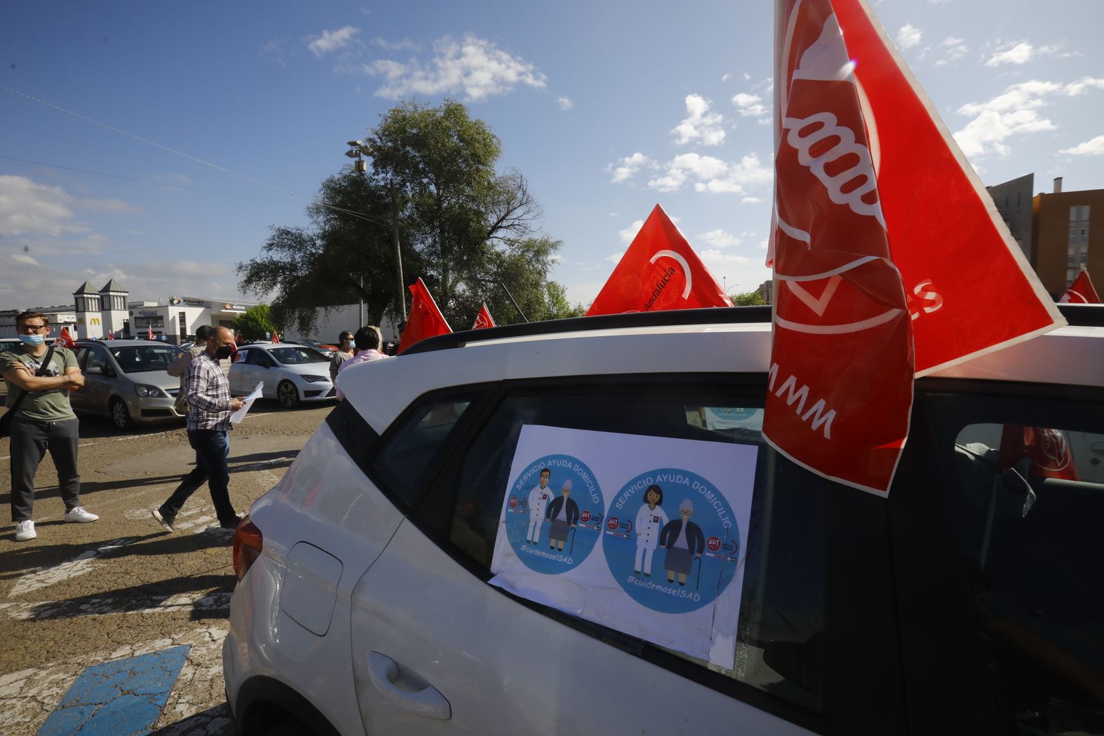 La caravana de coches de UGT en apoyo a las trabajadoras de ayuda a domicilio de Córdoba, en imágenes