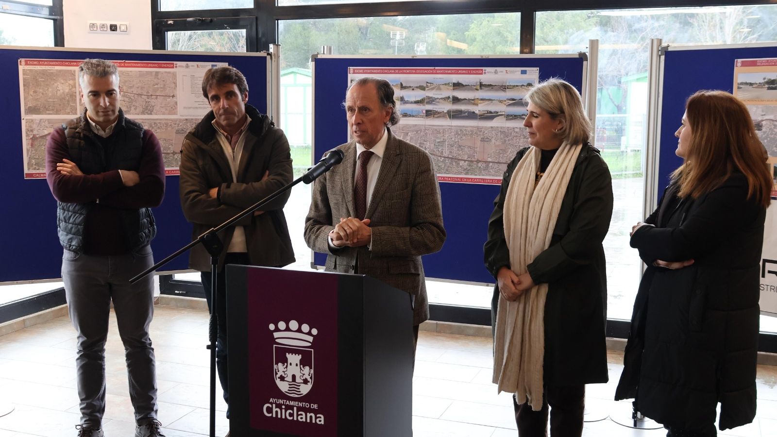 El alcalde de Chiclana, José María Rmán, con los vecinos de la zona de la Rana Verde