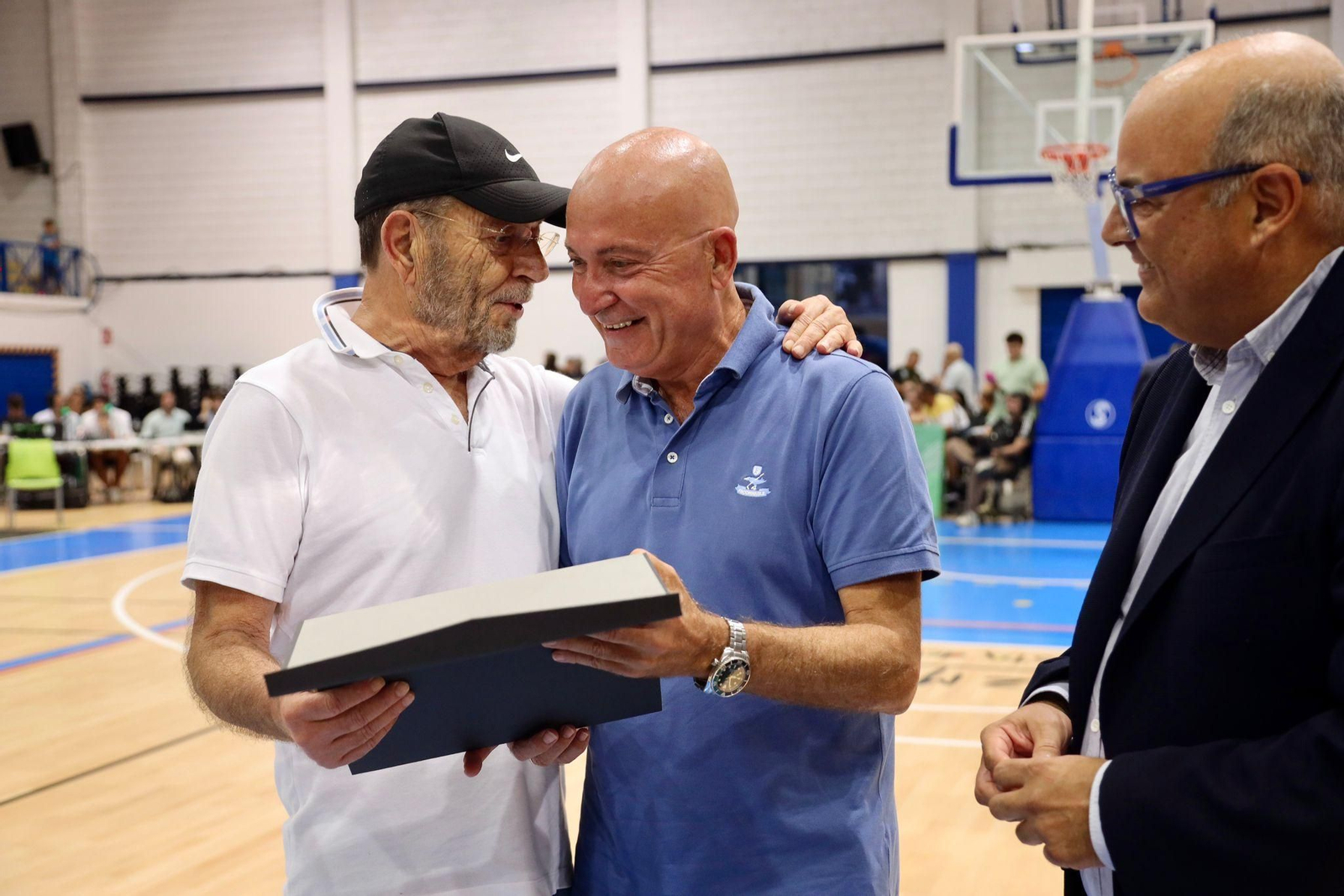 El bonito homenaje a Manolo Rincón durante el Unicaja-Alba