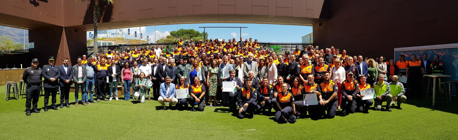 El acto de entrega de la Medalla al Mérito de Protección Civil a las agrupaciones.