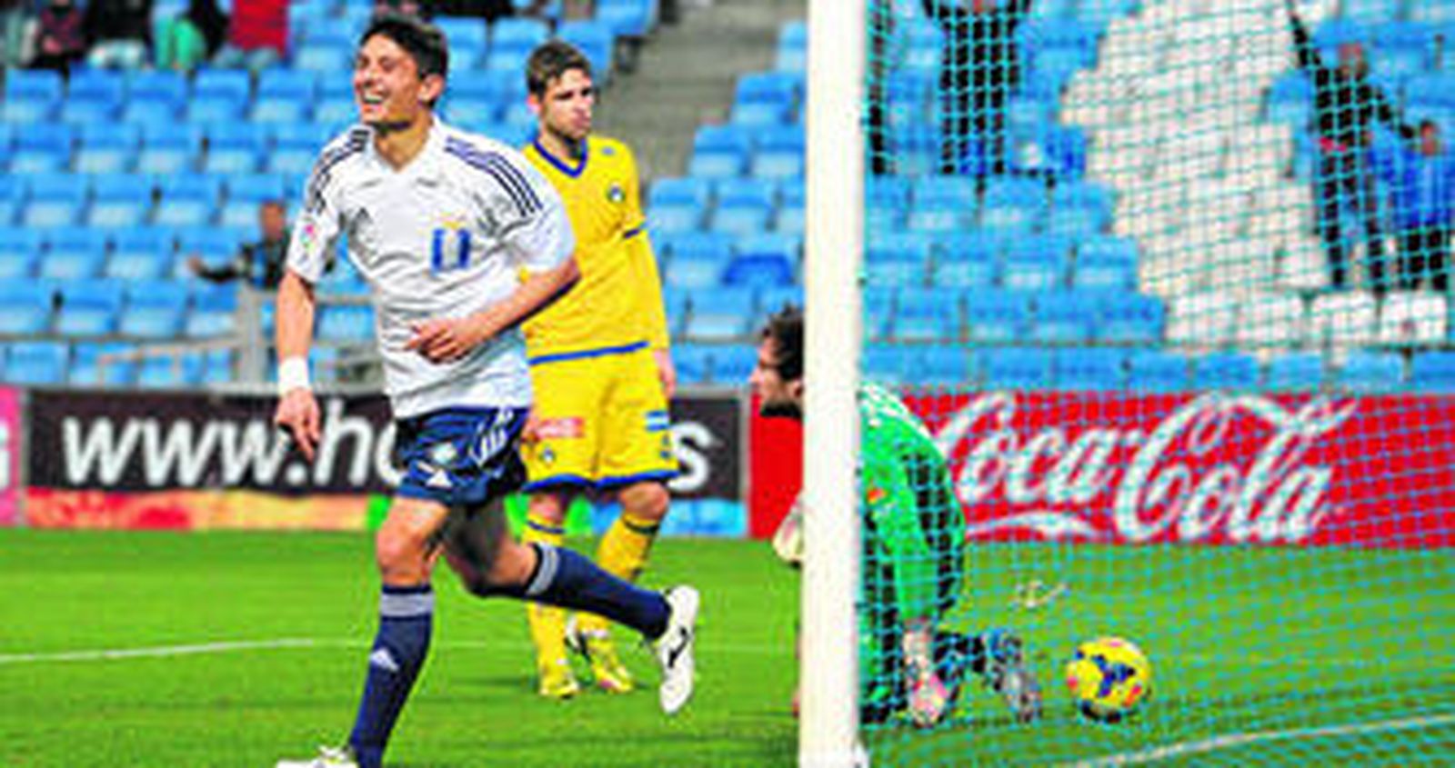 Jesús Vázquez celebra el gol que le marcó esta temporada al Alcorcón en el Nuevo Colombino.