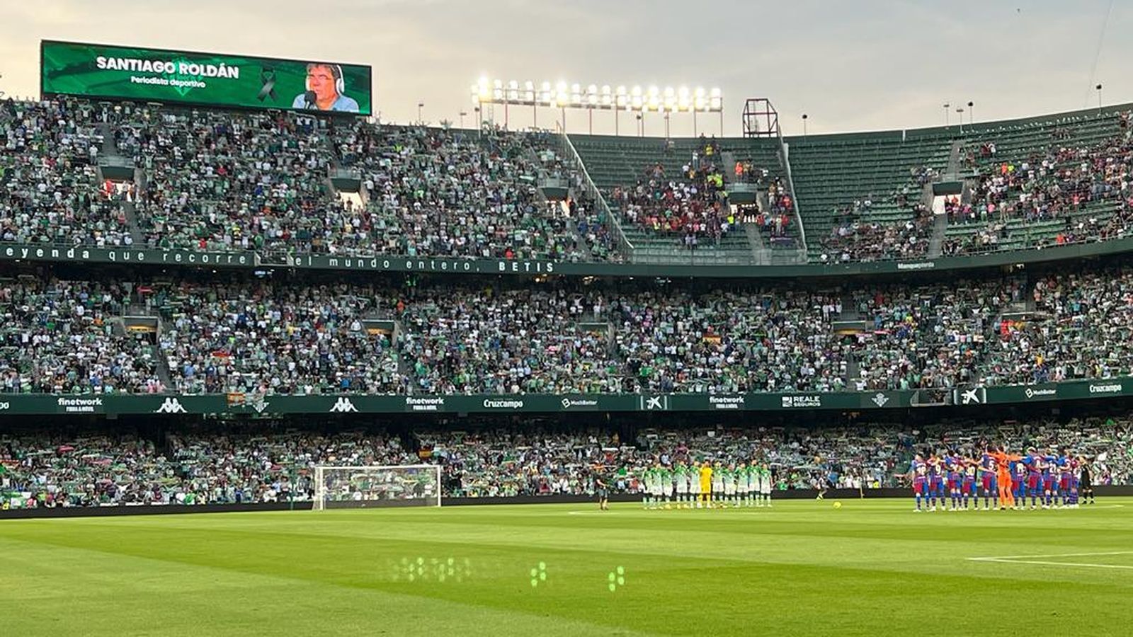 El marcador en homenaje a Santi Roldán.